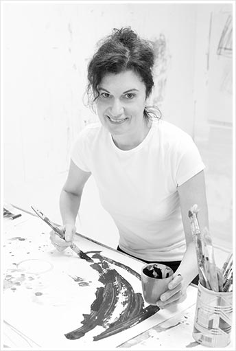 Marianna Fekete artiste-peintre dans son atelier.